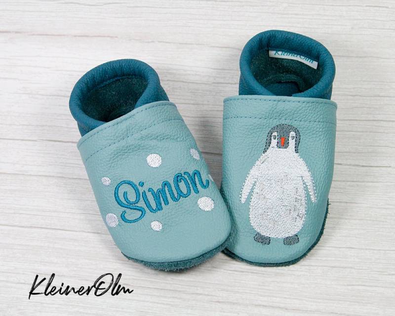 Krabbelpuschen Bestickte Lederpuschen - Babyschuhe Krabbelschuhe Mit Namen Und Pinguin Geschenkidee von KleinerOlm