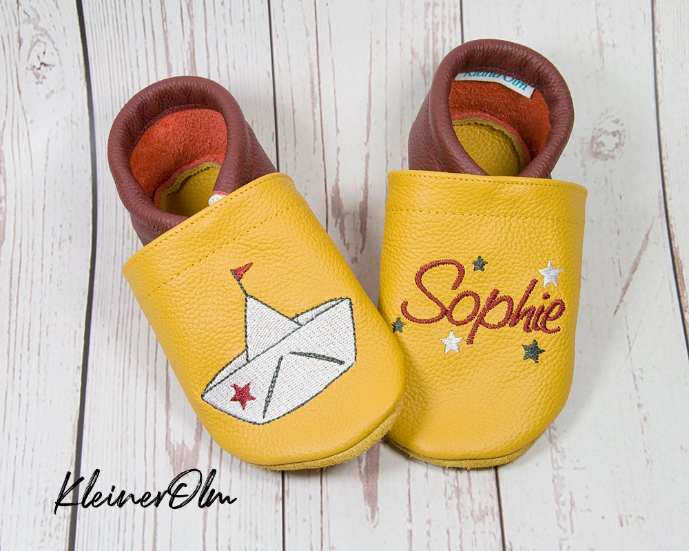 Krabbelpuschen Bestickte Lederpuschen - Babyschuhe Krabbelschuhe Mit Namen Und Schiff Geschenkidee von KleinerOlm