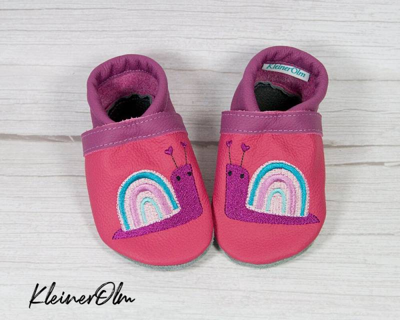 Krabbelpuschen Bestickte Lederpuschen - Babyschuhe Krabbelschuhe Mit Schnecke Und Namen Geschenkidee von KleinerOlm