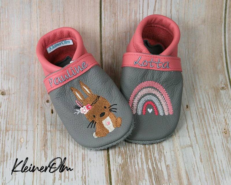 Krabbelpuschen Lederpuschen Babyschuhe Krabbelschuhe Federhase Hase, Regenbogen, Name von KleinerOlm
