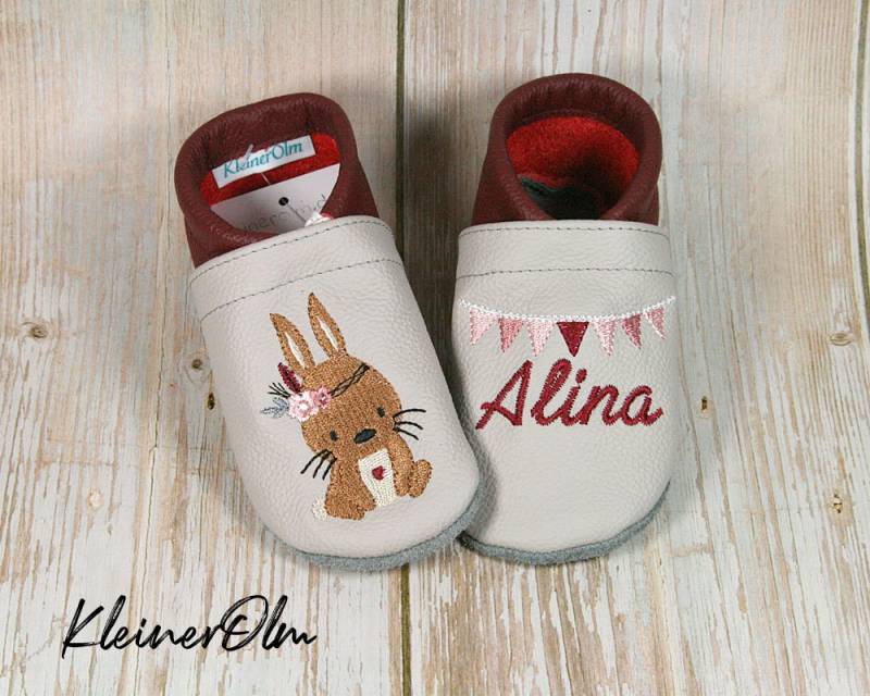 Krabbelpuschen Lederpuschen Babyschuhe Krabbelschuhe Federhase Hase, Wimpelkette, Name von KleinerOlm