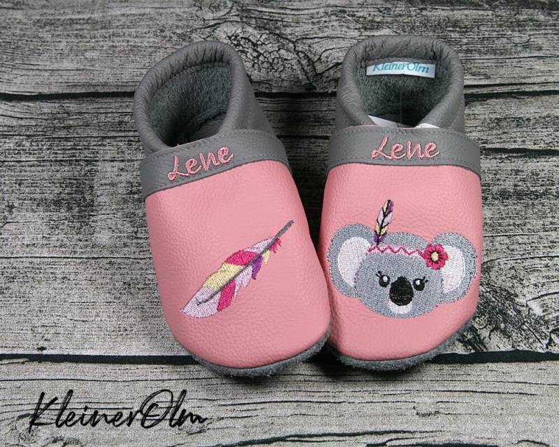 Krabbelpuschen Lederpuschen Babyschuhe Krabbelschuhe Koala Feder, Name von KleinerOlm