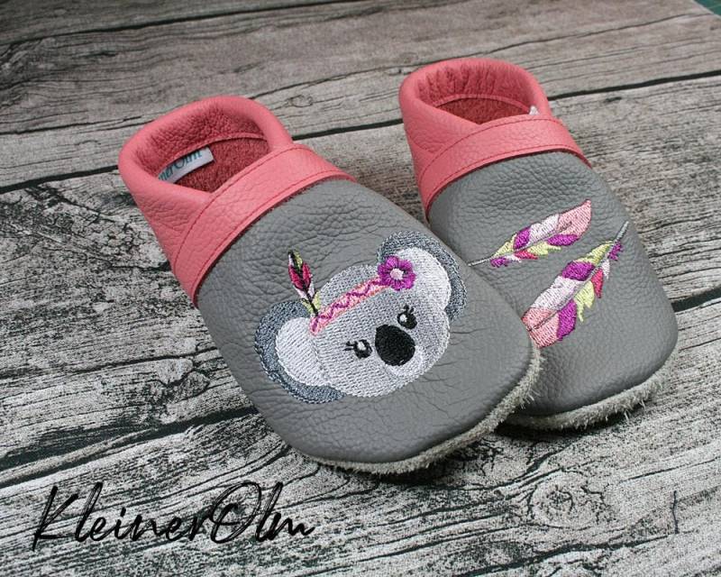 Krabbelpuschen Lederpuschen Babyschuhe Krabbelschuhe Koala Feder von KleinerOlm