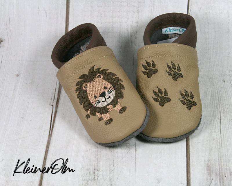 Krabbelpuschen Lederpuschen Babyschuhe Krabbelschuhe Löwe Tatzen, Name von KleinerOlm