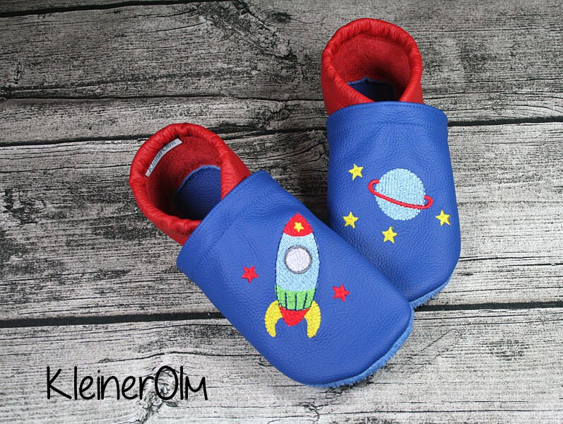 Krabbelpuschen Lederpuschen Babyschuhe Krabbelschuhe Rakete Weltraum von KleinerOlm