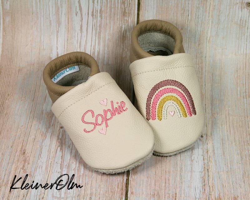 Krabbelpuschen Lederpuschen Babyschuhe Krabbelschuhe Regenbogen Herz, Name von KleinerOlm