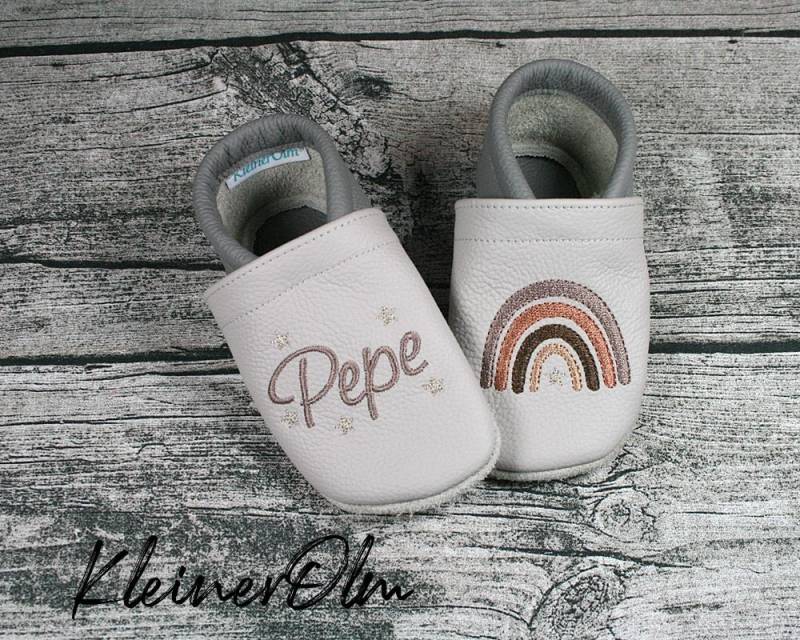 Krabbelpuschen Lederpuschen Babyschuhe Krabbelschuhe Regenbogen Sternchen von KleinerOlm