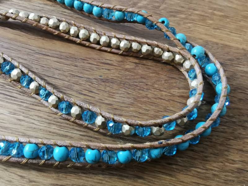 Boho-style Modeschmuck Hippes Wickelarmband Aus Leder Mit Türkisen, Türkis-Durchsichtigen Und Goldfarbenen Modeperlen von KleinerSchmuckkorb