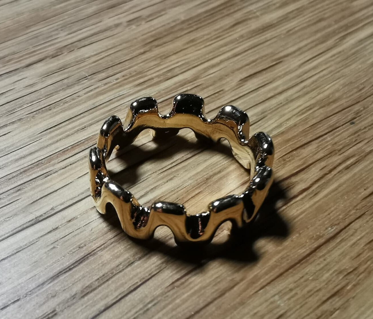 Modeschmuck Auffälliger Goldfarbener Ring Mit Wellenförmiger Anfertigung in Der Anmutung Einer Krone Modeschmuck Auffälliger Goldfarbener Ring Mit Wellenförmiger Anfertigung in Der Anmutung Einer Krone von KleinerSchmuckkorb