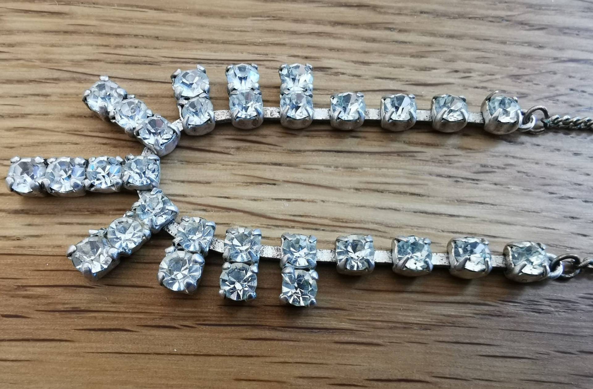 Modeschmuck Hübsche Kette | Nicht Gepunzt Mit Fest Verbundenem Strass-Collier-Element 30 Schmucksteinen Modeschmuck Hübsche Kette | Nicht Gepunzt Mit Fest Verbundenem Strass-Collier-Element 30 Schmucksteinen von KleinerSchmuckkorb