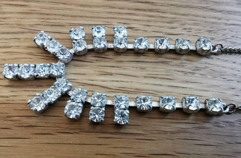 Modeschmuck Hübsche Kette | Nicht Gepunzt Mit Fest Verbundenem Strass-Collier-Element 30 Schmucksteinen von KleinerSchmuckkorb