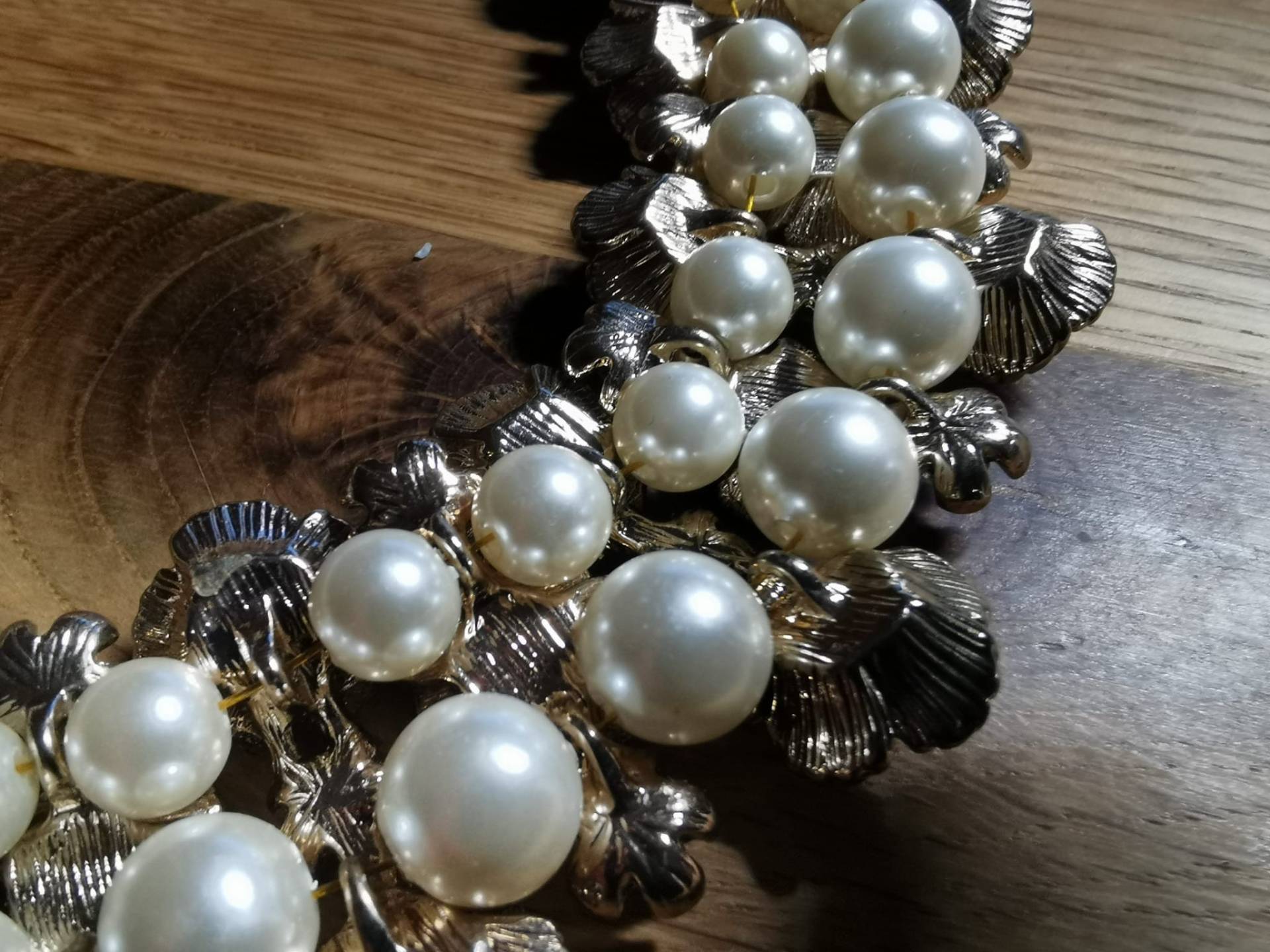 Modeschmuck Mondänes Üppiges Goldfarbenes Collier | Ohne Punze Mit Kunstperlen Verschiedener Größe Modeschmuck Mondänes Üppiges Goldfarbenes Collier | Ohne Punze Mit Kunstperlen Verschiedener Größe von KleinerSchmuckkorb