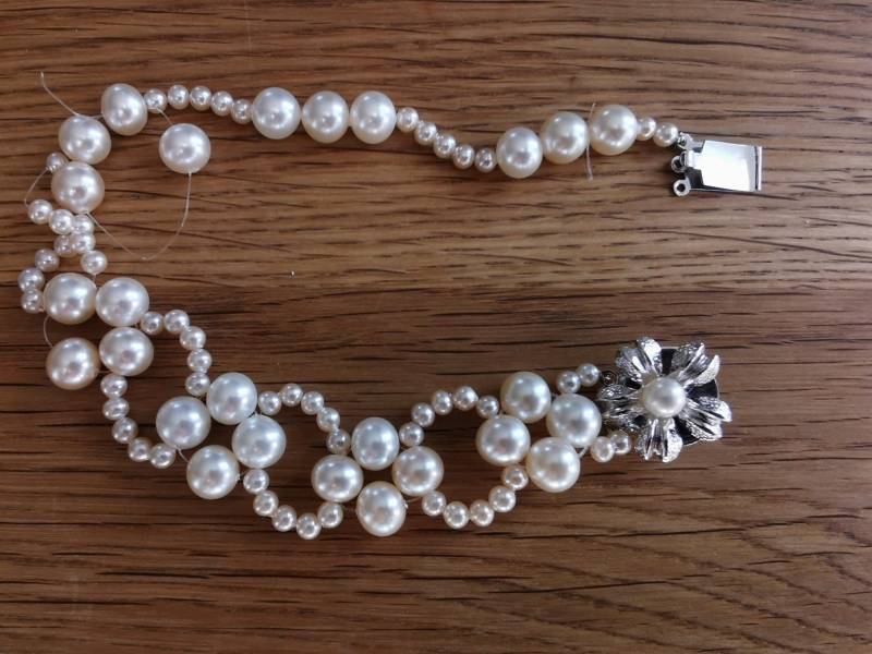 Modeschmuck-Rest/Einzelteile Gerissenes Armband Aus Kunstperlen Mit Süßem Blütenanhänger von KleinerSchmuckkorb