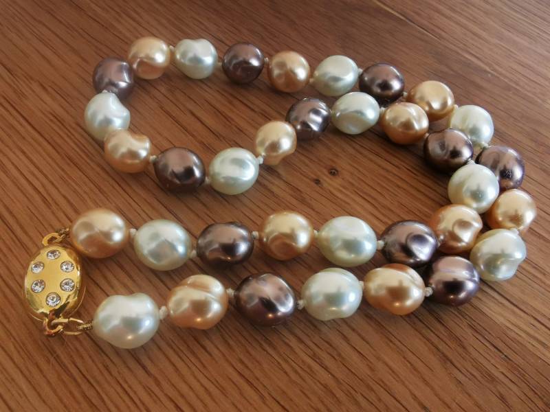Modeschmuck Schöne Perlenkette in Drei Verschiedenen Cremigen Pastelltönen Von Black Moon Collection Inkl. Box von KleinerSchmuckkorb