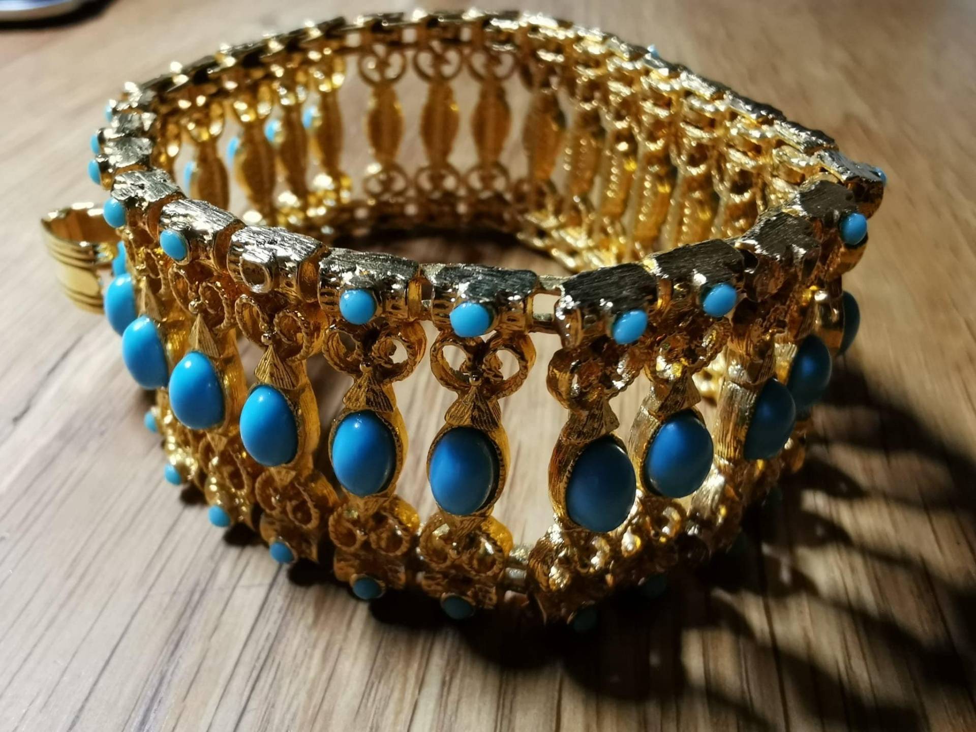 Opulent Funkelnder Goldfarbener Armreif/Armband | Nicht Gepunzt Mit Türkisen Steinen von KleinerSchmuckkorb
