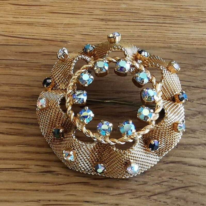 Prunkvolle Anstecknadel/Antike Brosche Mit Funkelnden Durchsichtigen Schmucksteinen Prunkvolle Anstecknadel/Antike Brosche Mit Funkelnden Durchsichtigen Schmucksteinen von KleinerSchmuckkorb