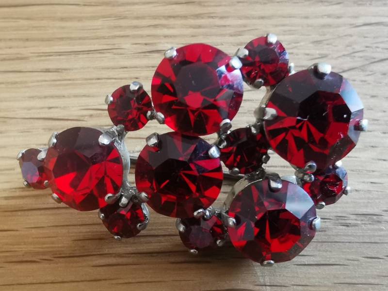 Vintage-Eyecatcher Prunkvolle Brosche Anstecker Mit Tiefroten Schmucksteinen von KleinerSchmuckkorb