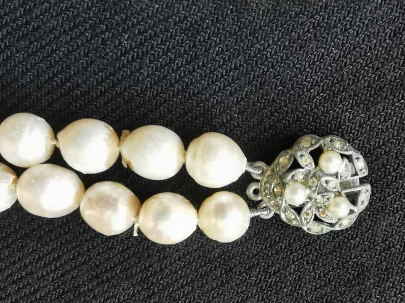 Wunderschönes Antikes Doppelreihiges Perlencollier Mit Schmuckanhänger Wunderschönes Antikes Doppelreihiges Perlencollier Mit Schmuckanhänger von KleinerSchmuckkorb