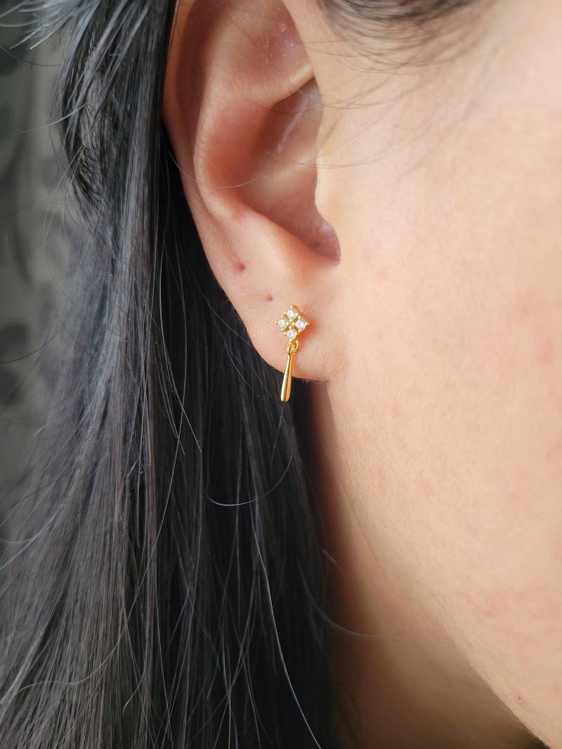 Blume Ohrringe Mit Zirkon Reinen Steinen 2 Stück Für Beide Seiten, Vergoldet 18K Aus Silber 925 + Geschenkverpackung von KleinerSuessling