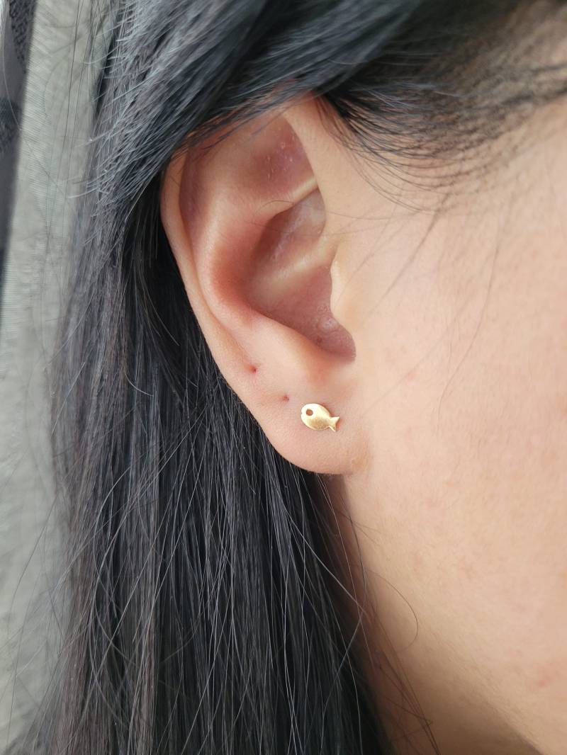 Fisch Ohrringe 2 Stück Für Beide Seiten, Vergoldet 18K Aus Silber 925 + Geschenkverpackung von KleinerSuessling