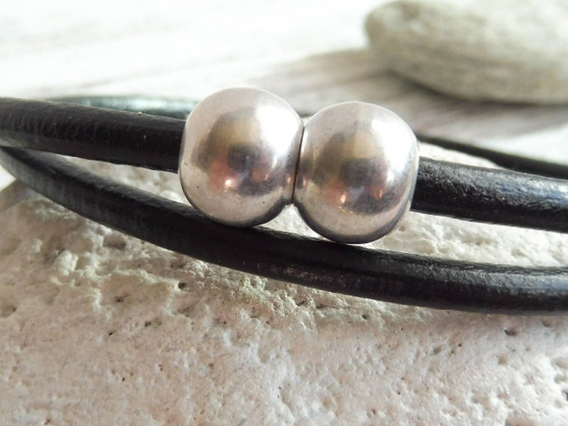Lederhalskette 4 ~ Kugelige Magneten Versilbert Zamak Magnetverschluss Unisex ~Lederschmuck Lederhalskette 4 ~ Kugelige Magneten Versilbert Zamak Magnetverschluss Unisex ~Lederschmuck von KleinerTruhenschatz