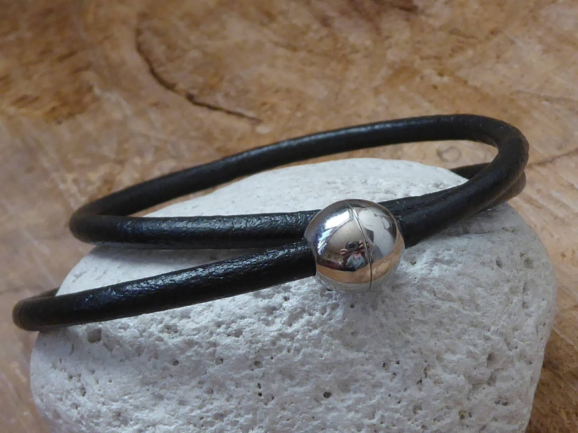 Lederhalskette 4 ~ Magnetkugel Hochglänzender Edelstahl Magnetverschluss Unisex Lederschmuck Lederhalskette 4 ~ Magnetkugel Hochglänzender Edelstahl Magnetverschluss Unisex Lederschmuck von KleinerTruhenschatz