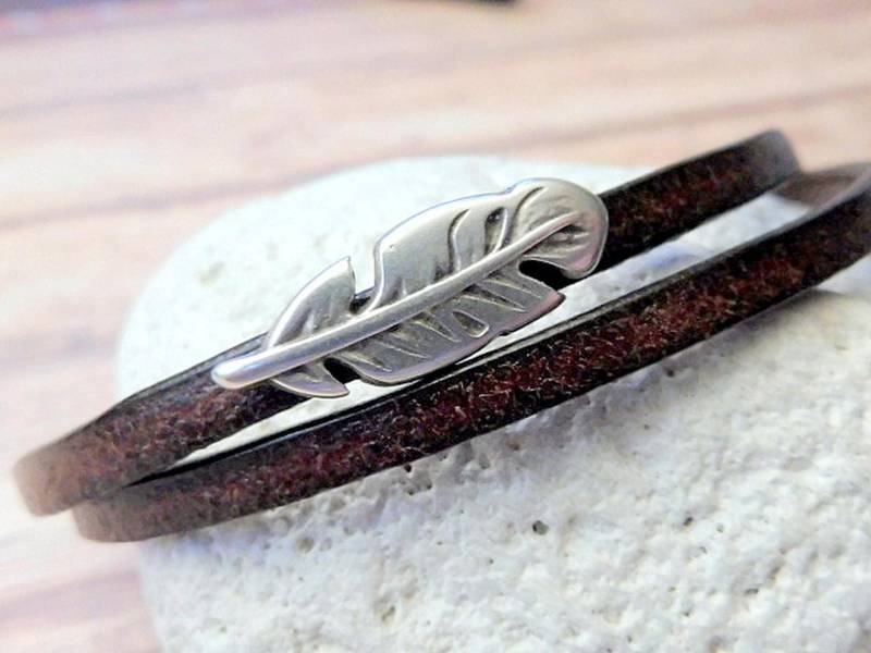 Lederhalskette ~ Kleine Feder Versilbert Zamak Chocker Unisex Lederschmuck von KleinerTruhenschatz