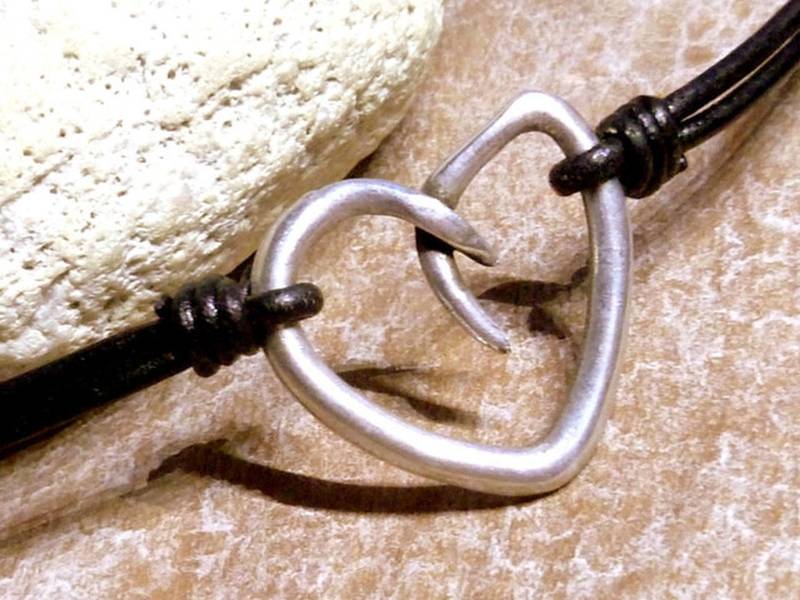 Lederhalskette2 ~ Herz Versilbert Zamak Schlicht Lederschmuck von KleinerTruhenschatz