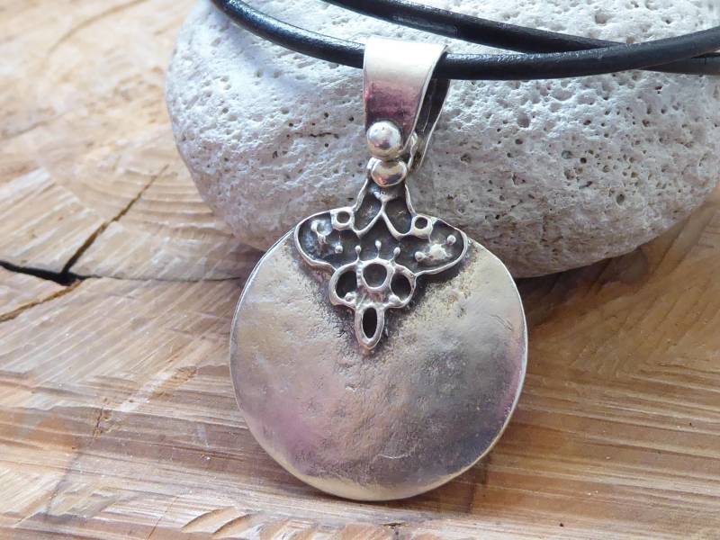 Lederkette 2, 5 ~ Amulett Ethno Versilbert Zamak Lederschmuck von KleinerTruhenschatz