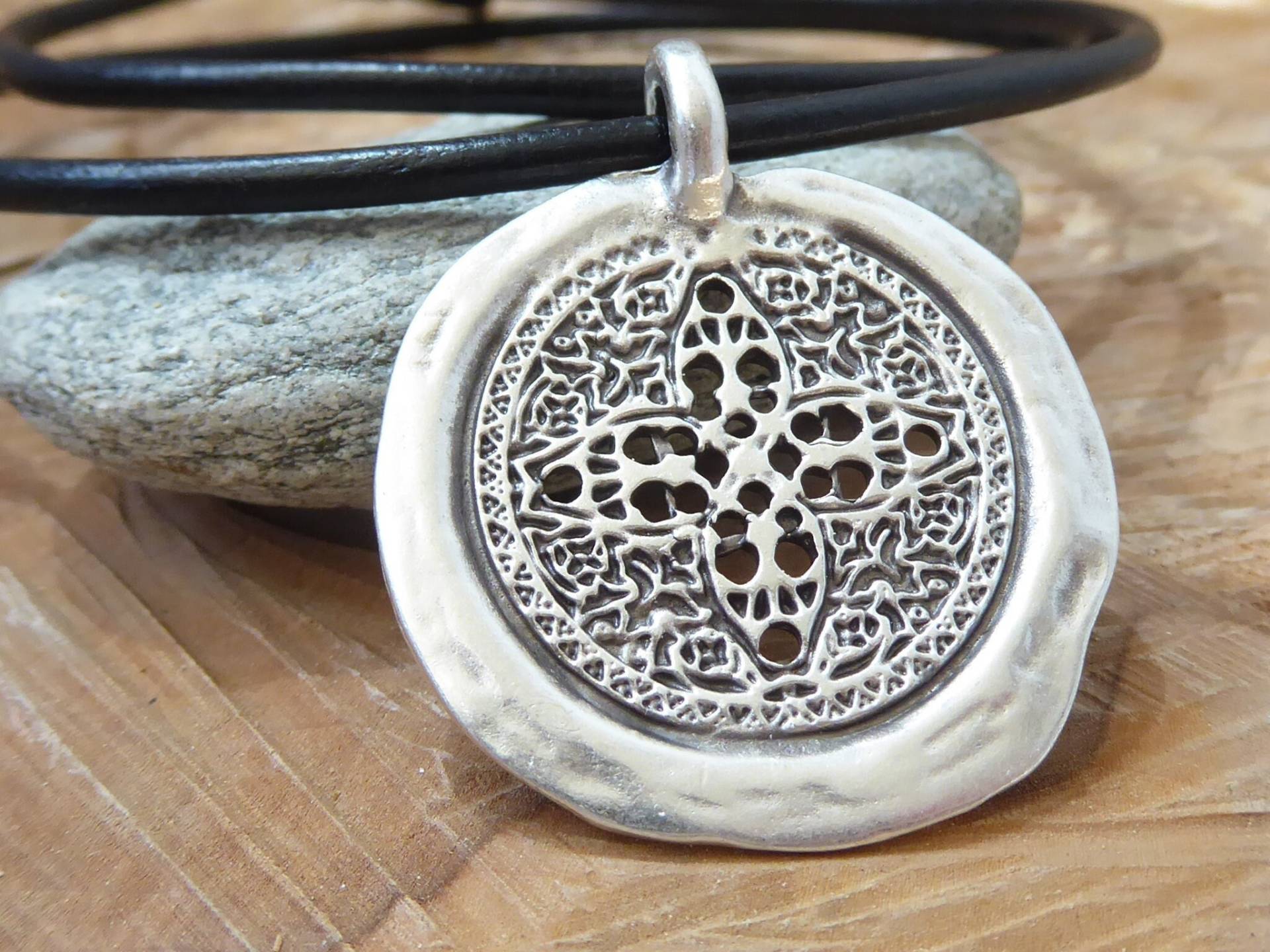 Lederkette 2, 5 ~ Amulett Versilbert Zamak Lederschmuck Lederkette 2, 5 ~ Amulett Versilbert Zamak Lederschmuck von KleinerTruhenschatz