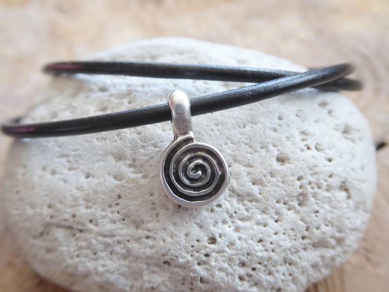 Lederkette 2, 5 ~ Kleine Spirale Versilbert Zamak Rechtsdrehend & Linksdrehend Unisex Lederschmuck von KleinerTruhenschatz
