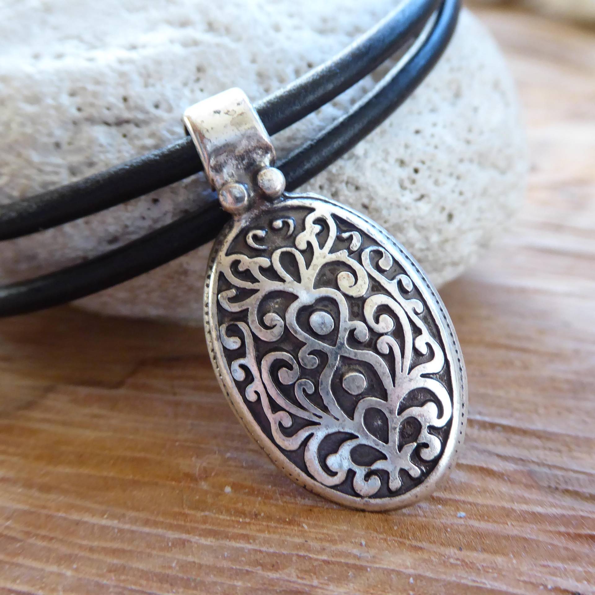 Lederkette 4 ~ Amulett Ranken Versilbert Zamak Lederschmuck Lederkette 4 ~ Amulett Ranken Versilbert Zamak Lederschmuck von KleinerTruhenschatz