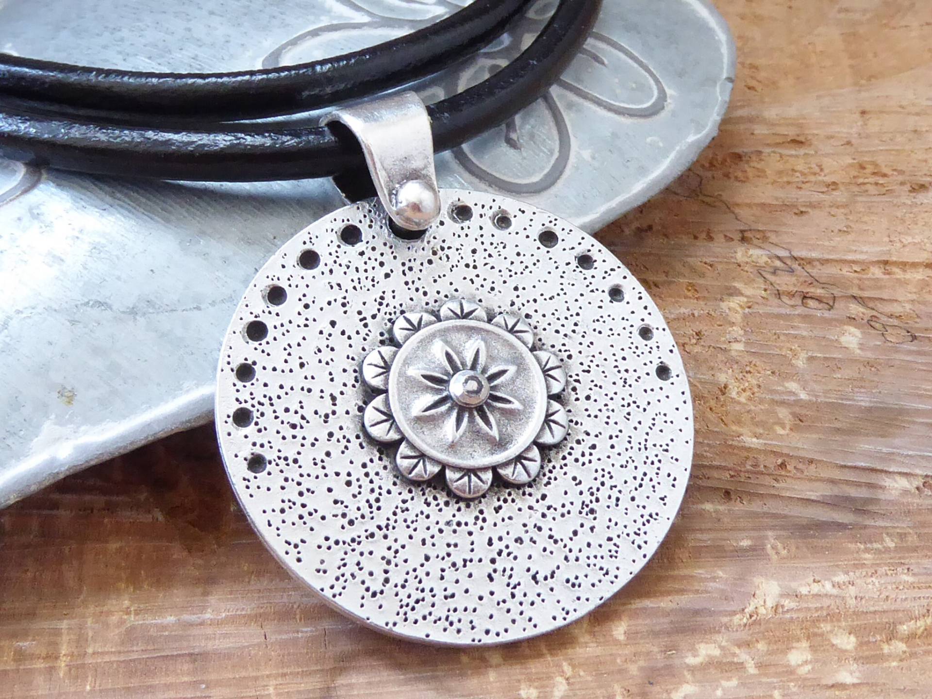 Lederkette 4 ~ Blume Scheibe Versilbert Zamak Schlicht Lederschmuck Lederkette 4 ~ Blume Scheibe Versilbert Zamak Schlicht Lederschmuck von KleinerTruhenschatz