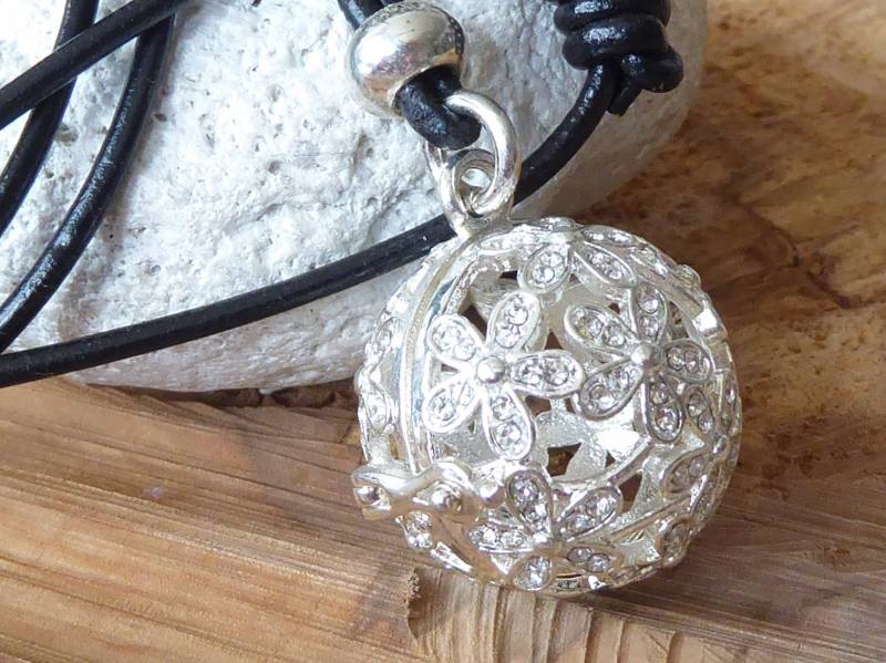 Lederkette Verstellbar ~ Blumen Kugel Versilbert Zum Öffnen Lederschmuck von KleinerTruhenschatz