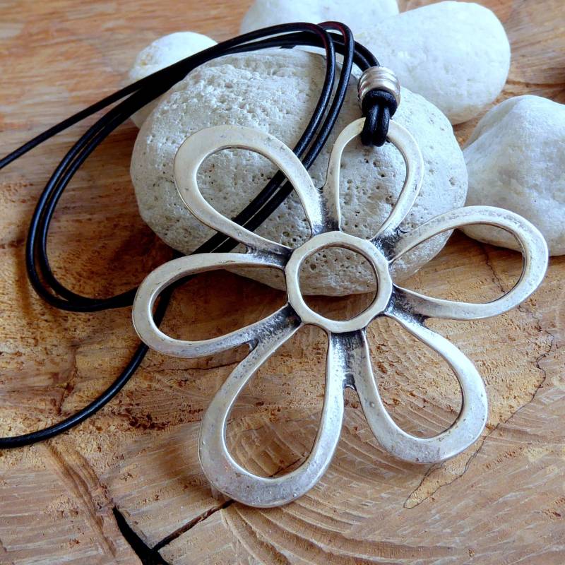 Lederkette Verstellbar ~ Xxl Blumenanhänger Versilbert Zamak Blumen Lederschmuck von KleinerTruhenschatz