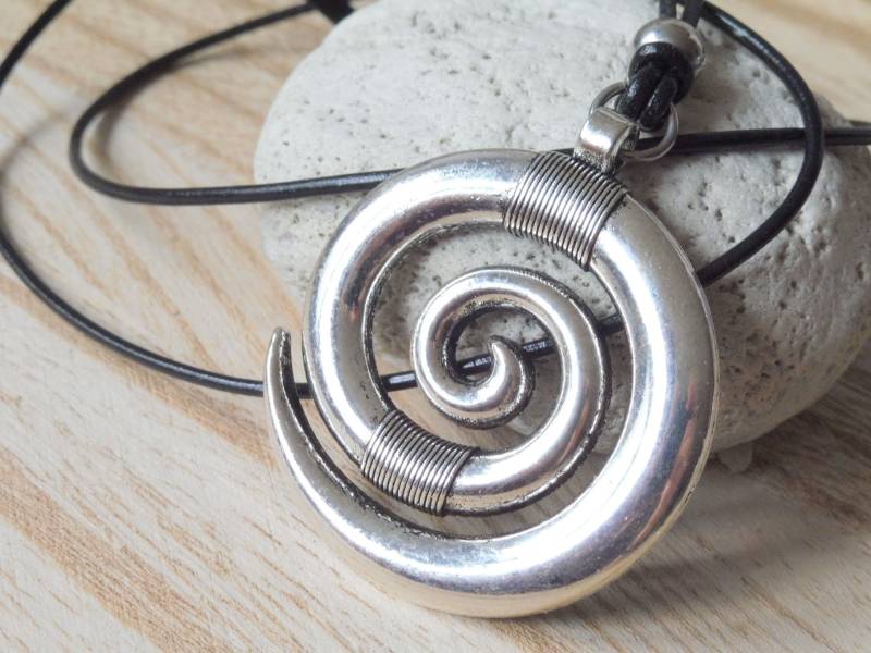 Lederkette Verstellbar ~ Xxl Spirale Antiksilber Großer Anhänger Rechtsdrehend Lederschmuck von KleinerTruhenschatz