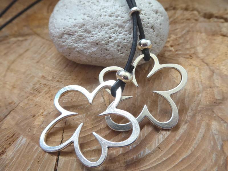 Lederkette ~ Xl Blumen Große Blümchen Antiksilber Lederschmuck von KleinerTruhenschatz