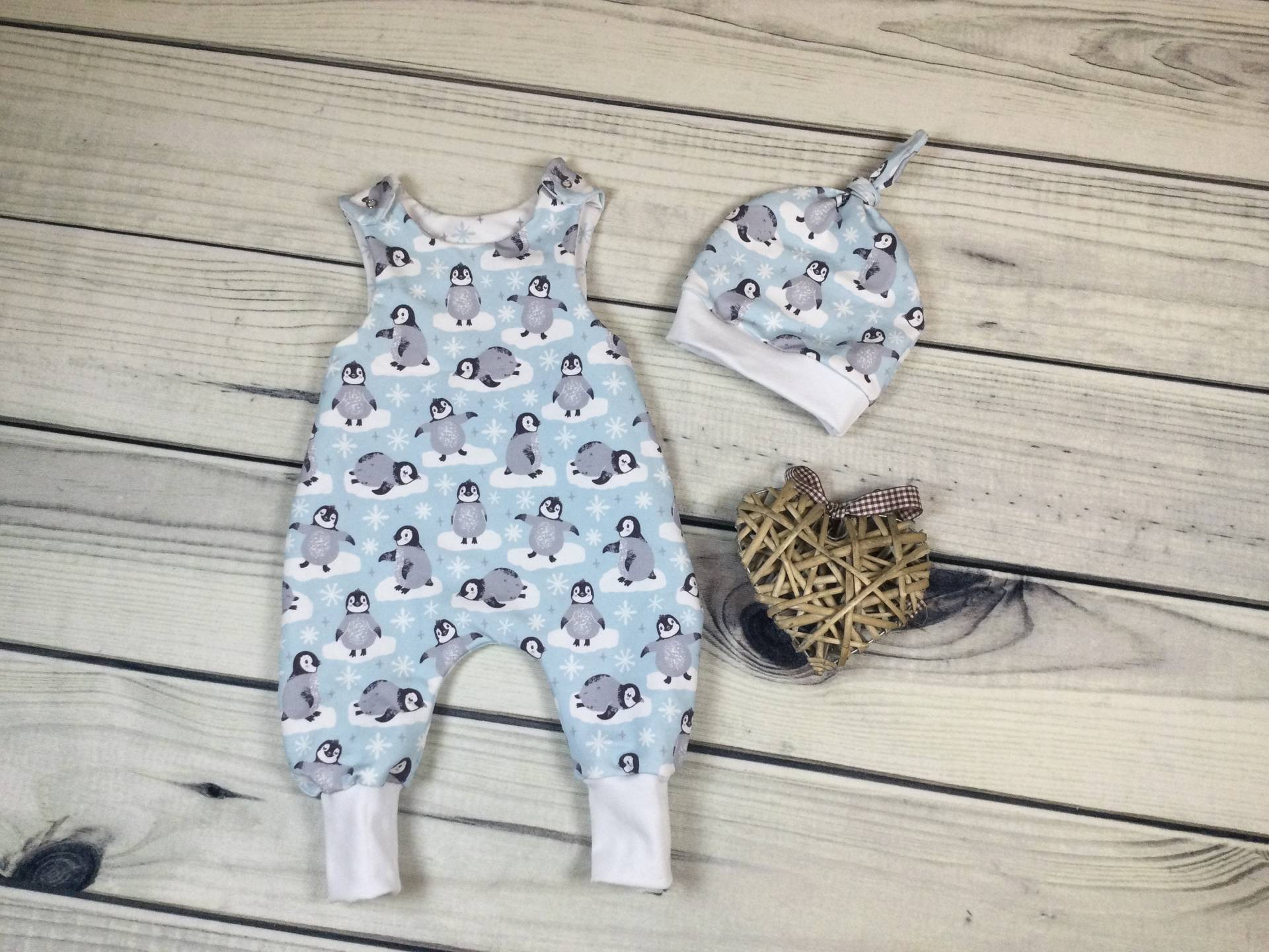 strampler, Babyset „Pinguin Winter" Gr. 50-80, Mütze von KleinesIch