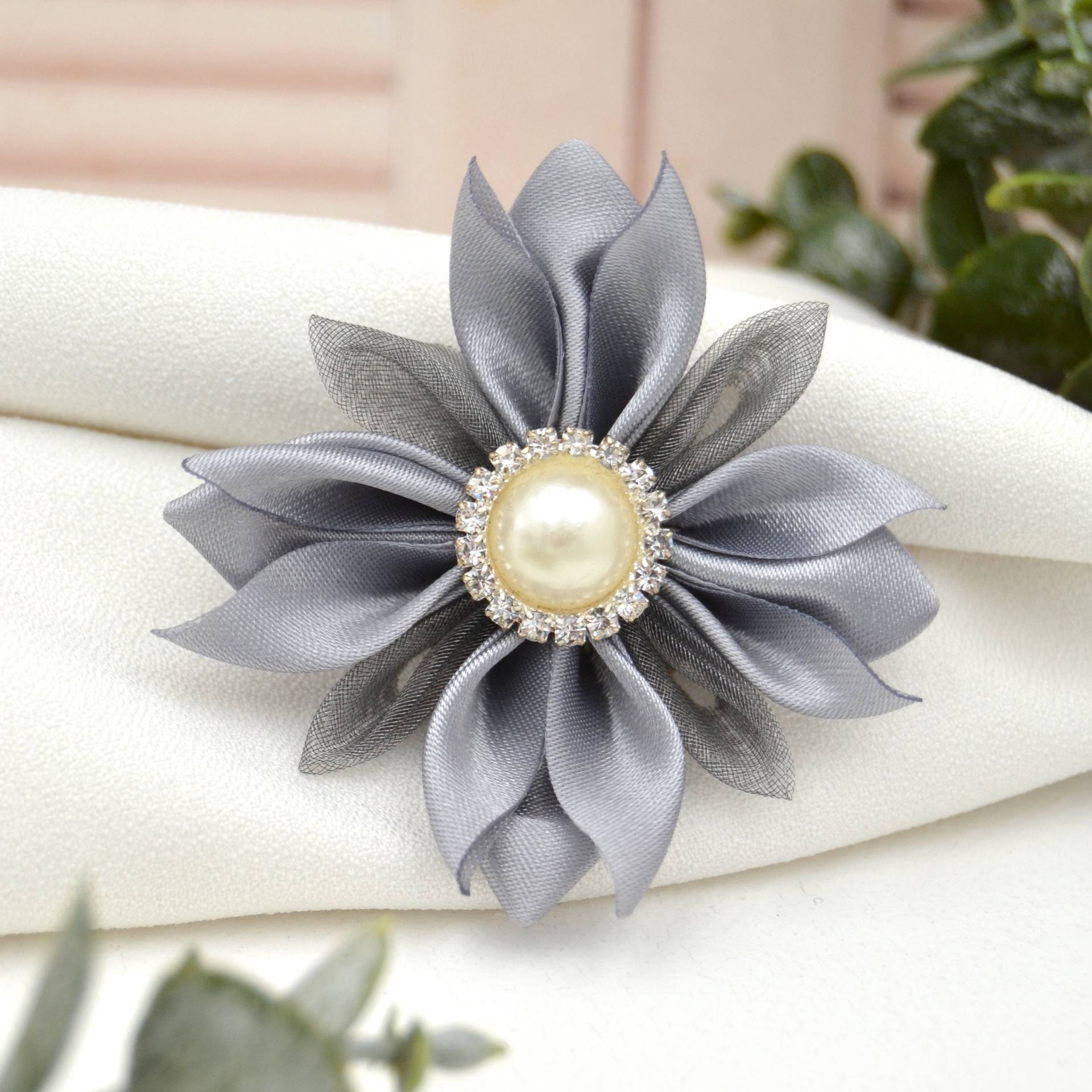 Blütenbrosche "Frosty Silver" Stoffblüte Mit Broschennadel Zum Anstecken Blumenbrosche Blütenbrosche "Frosty Silver" Stoffblüte Mit Broschennadel Zum Anstecken Blumenbrosche von KleinesMauDE