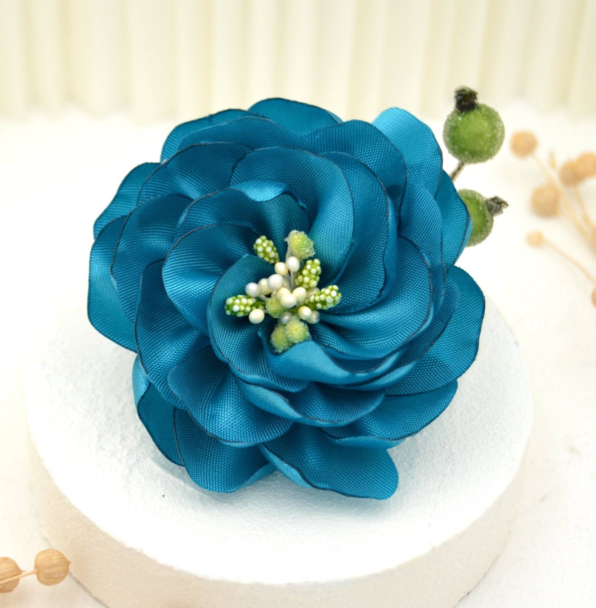 Brosche "Sea Breeze" Mit Handgefertigter Stoff-Blüte in Türkis | Florale Blume Sommer Ball Outfit Brosche "Sea Breeze" Mit Handgefertigter Stoff-Blüte in Türkis | Florale Blume Sommer Ball Outfit von KleinesMauDE