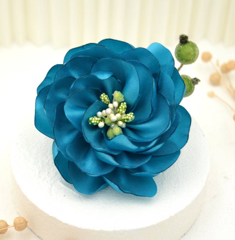 Brosche "Sea Breeze" Mit Handgefertigter Stoff-Blüte in Türkis | Florale Blume Sommer Ball Outfit Brosche "Sea Breeze" Mit Handgefertigter Stoff-Blüte in Türkis | Florale Blume Sommer Ball Outfit von KleinesMauDE