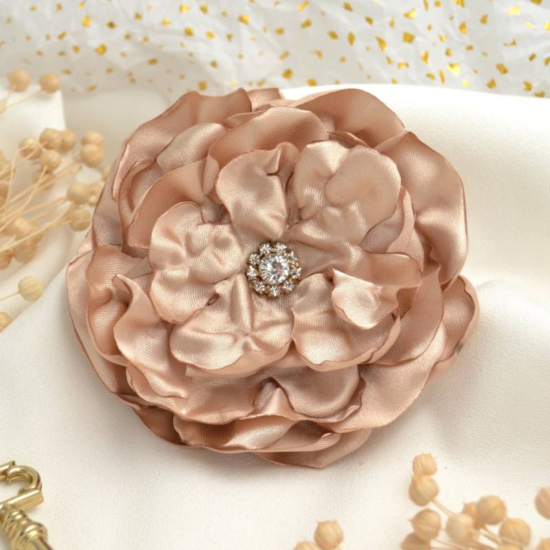 Haarclip "Babette" Mit Beiger Blüte Aus Satin Haarclip "Babette" Mit Beiger Blüte Aus Satin von KleinesMauDE