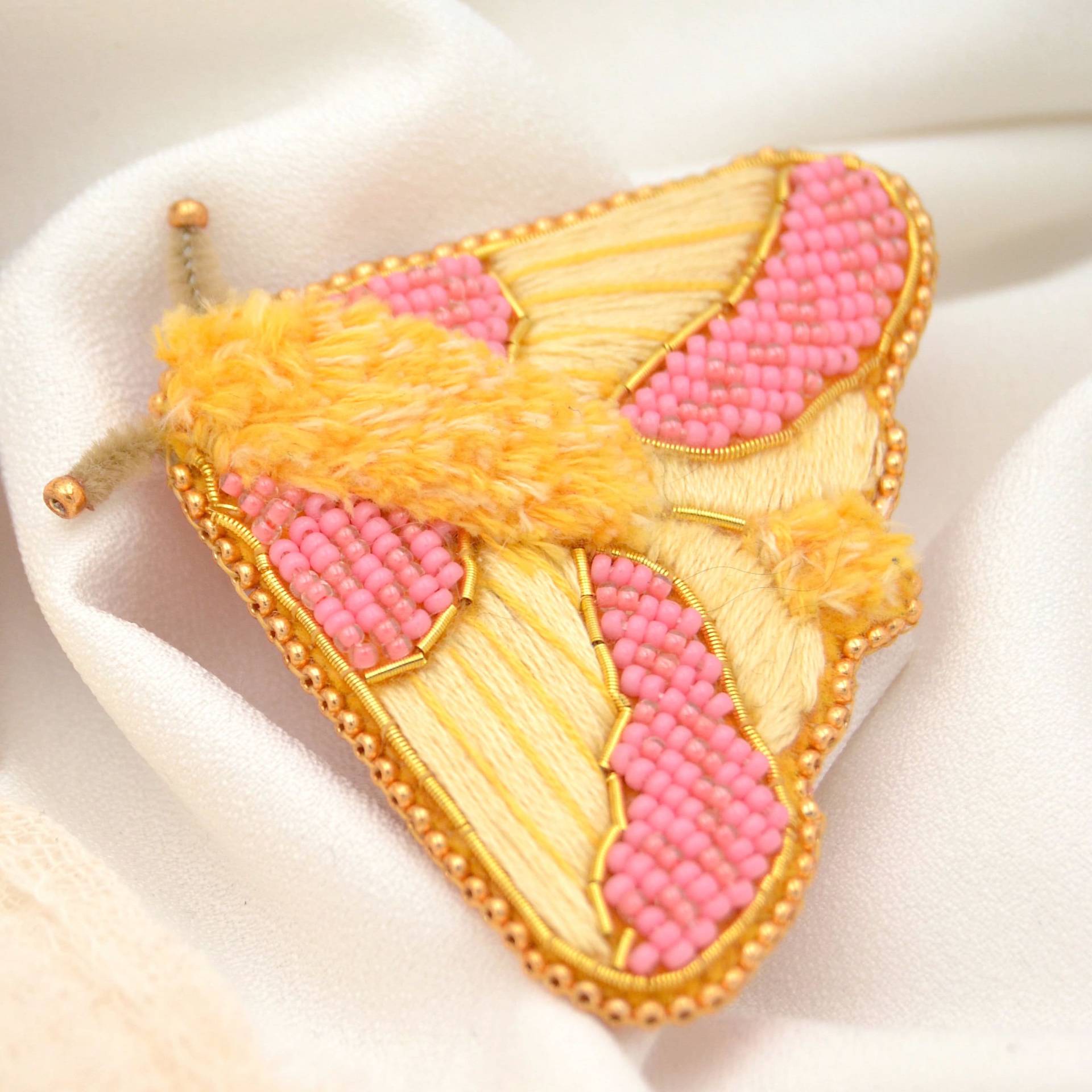 Handgestickte Perlenbrosche "Rosy Maple Moth" Brosche Mit Süßer Motte/Falter in Gelb Und Rosa Aus Glasperlen Handgestickte Perlenbrosche "Rosy Maple Moth" Brosche Mit Süßer Motte/Falter in Gelb Und Rosa Aus Glasperlen von KleinesMauDE