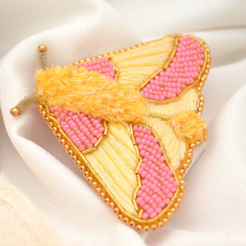Handgestickte Perlenbrosche "Rosy Maple Moth" Brosche Mit Süßer Motte/Falter in Gelb Und Rosa Aus Glasperlen Handgestickte Perlenbrosche "Rosy Maple Moth" Brosche Mit Süßer Motte/Falter in Gelb Und Rosa Aus Glasperlen von KleinesMauDE
