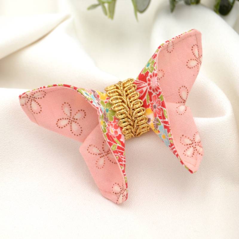 Origami Brosche Schmetterling Aus Süßen Retro Stoffen - Textile in Rosa Und Rot Origami Brosche Schmetterling Aus Süßen Retro Stoffen - Textile in Rosa Und Rot von KleinesMauDE