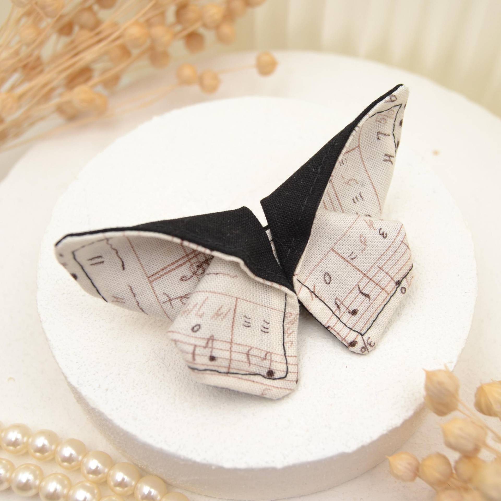 Schmetterling Brosche "Melody" | Mit Hübscher Motte Im Origami Stil Steampunk Accessoire Noten Schmuck Für Musikliebhaberinnen Schmetterling Brosche "Melody" | Mit Hübscher Motte Im Origami Stil Steampunk Accessoire Noten Schmuck Für Musikliebhaberinnen von KleinesMauDE