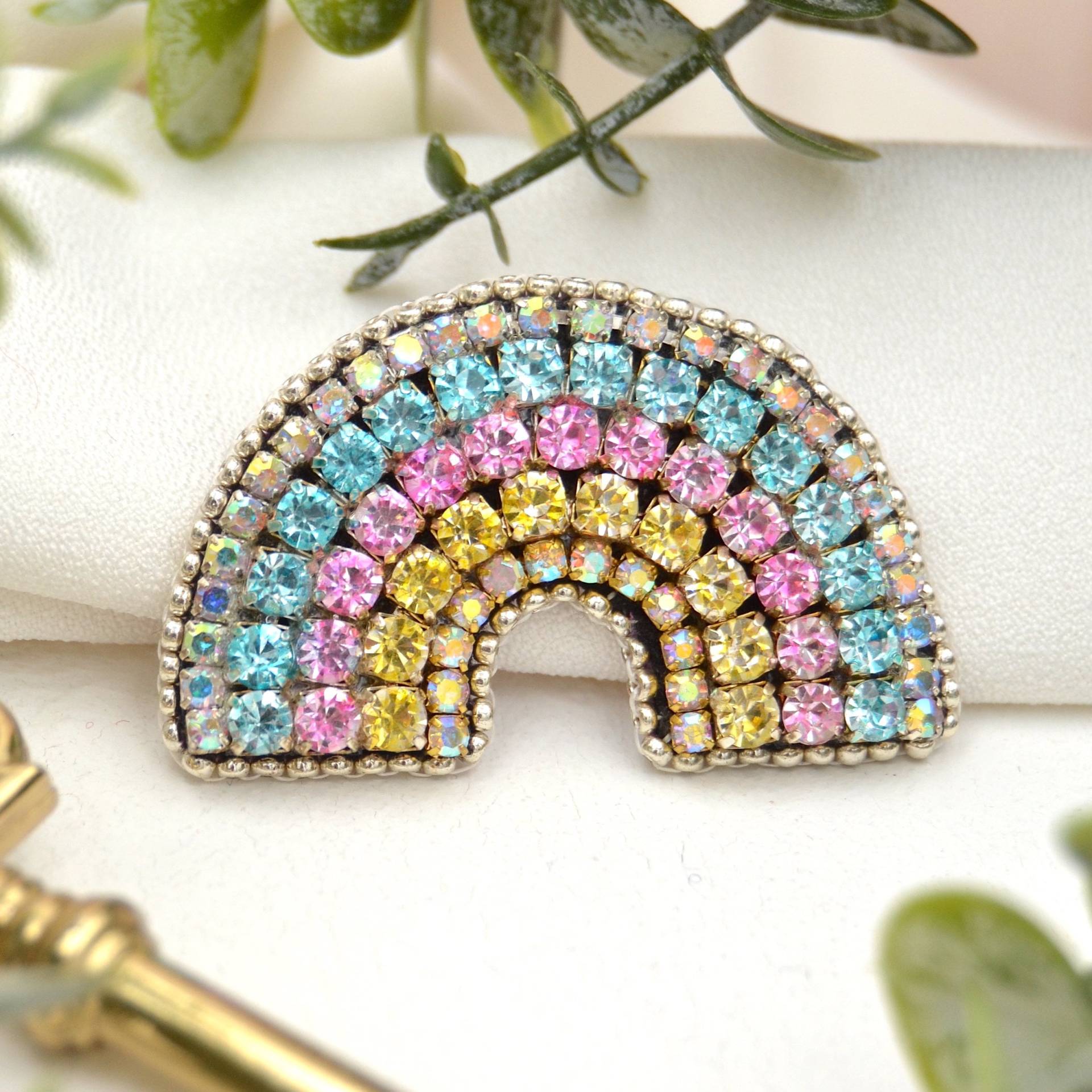 Strassbrosche "Rainbow" Regenbogenbrosche Aus Strass Und Perlen Handgestickt Strassbrosche "Rainbow" Regenbogenbrosche Aus Strass Und Perlen Handgestickt von KleinesMauDE