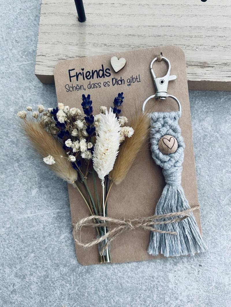 Friends | Makramee Schlüsselanhänger Geschenk Freundin Keychain Ein Kleines Dankeschön von KleinesWollkchen