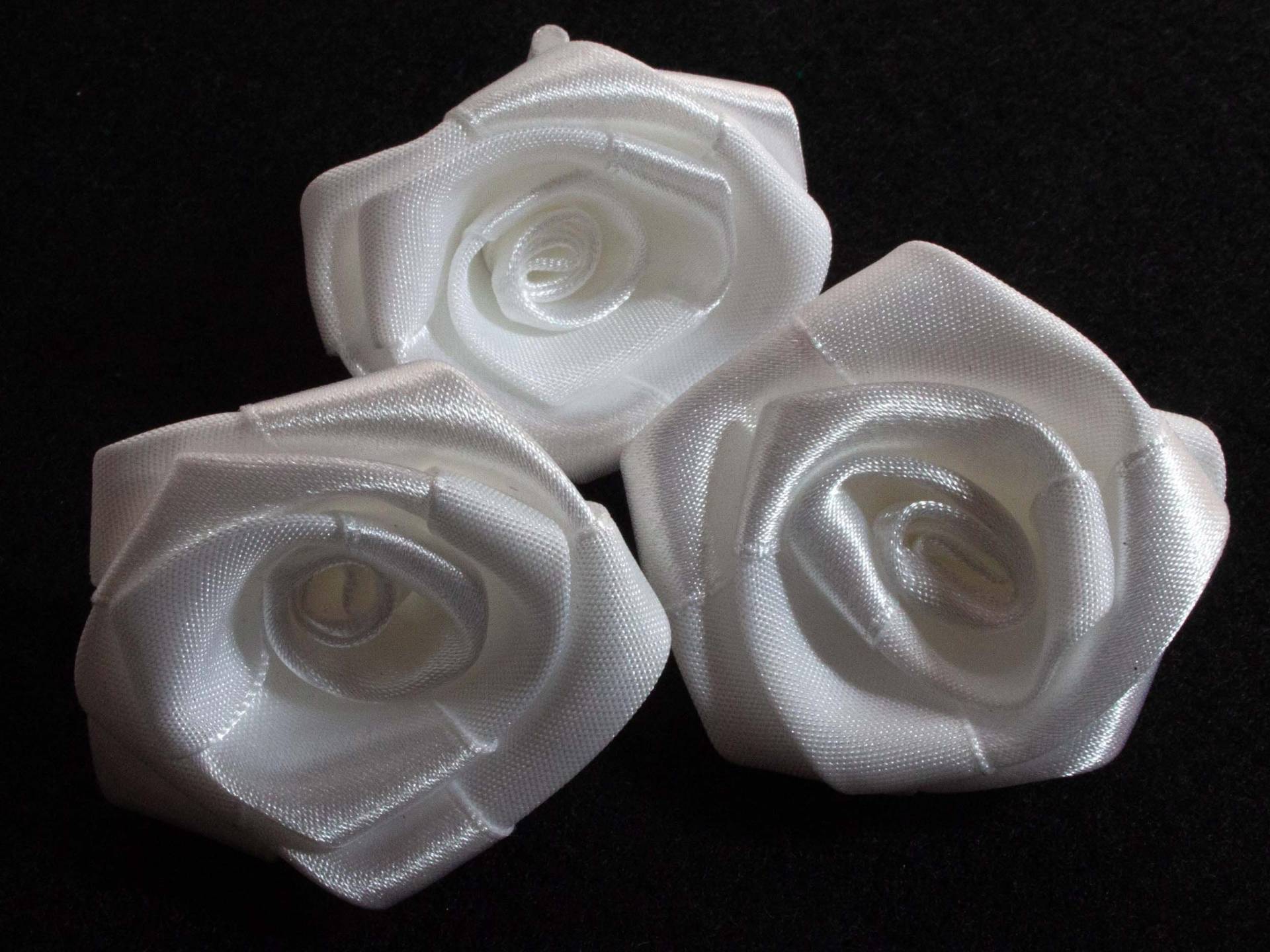 3 Weiße Satin Rosen Weiß Hochzeitsdeko Deko Valentinstag Tischdekoration Streublumen, Kleinigkeiten Von Nb, Art. 54 3 Weiße Satin Rosen Weiß Hochzeitsdeko Deko Valentinstag Tischdekoration Streublumen, Kleinigkeiten Von Nb, Art. 54 von KleinigkeitenvonNB