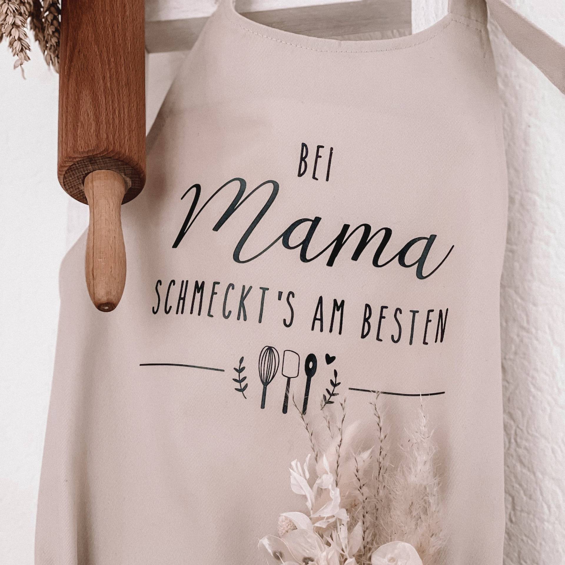 Kochschürze Natur "Bei Mama Schmeckt's Am Besten" Personalisierbar Kochschürze Natur "Bei Mama Schmeckt's Am Besten" Personalisierbar von Kleinkramliebe
